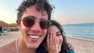 بوكيه ورد يشعل التكهنات.. خطوة رومانسية أم رسالة خفية تمهد لقصة حب بين مايان السيد وعمر رزيق؟