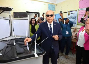 رئيس جامعة أسيوط خلال مشاركته في انتخابات النواب: المواطنون يشاركون في صياغة مستقبل وطنهم