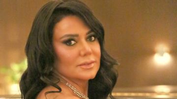 رانيا يوسف تخطف الأنظار بفستان ذهبي وبرونزي وتاتو باسم ابنتيها شاهد