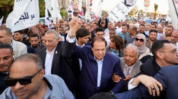 أهالي الجيزة يدعمون النائب محمد أبو العينين بالهتافات