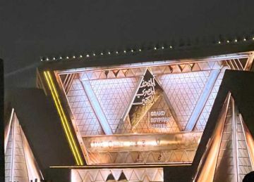 فأس عمرها 700 ألف سنة.. وزيري يكشف أقدم قطعة أثرية في العالم داخل المتحف المصري الكبير (فيديو)