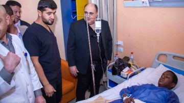 مساعد وزير الثقافة يزور طلاب أسوان المصابين في حادث طريق إسنا