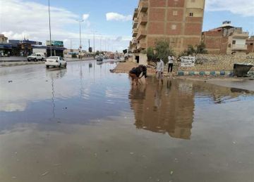 الأمطار الغزيرة تسقط على مطروح.. وفرق الطوارئ ترفع تجمعات المياه بالطريق الدولي