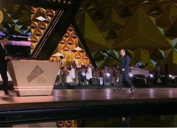 الرئاسة: ملوك ورؤساء وأمراء الدول تلقوا نموذجا مصغرا للمتحف وقطعة تحمل اسم كل دولة الرئاسة: ملوك ورؤساء وأمراء الدول تلقوا نموذجا مصغرا للمتحف وقطعة تحمل اسم كل دولة