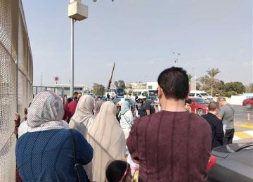 اللي مش حاجز يروح .. تذاكر الـ أون لاين تجبر مئات الزائرين على مغادرة المتحف المصري الكبير اللي مش حاجز يروح .. تذاكر الـ أون لاين تجبر مئات الزائرين على مغادرة المتحف المصري الكبير