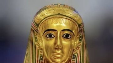 قناع ذهبي لمومياء .. المتحف المصري بالتحرير يعرض قطعة أثرية مذهلة