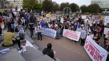 مداهمات تشل شارلوت.. فوضى واحتجاز أمريكيين في حملة لسلطات الأمن والهجرة بنورث كارولاينا مداهمات تشل شارلوت.. فوضى واحتجاز أمريكيين في حملة لسلطات الأمن والهجرة بنورث كارولاينا