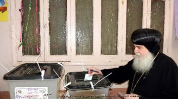 مطران بني سويف يدلي بصوته في انتخابات النواب بمدرسة القومية