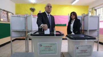 وزير الإسكان السابق يدلى بصوته بانتخابات مجلس النواب 2025.. صور
