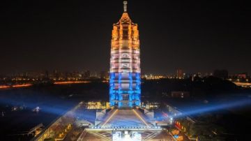 إضاءة برج نانجينغ أحد أبرز رموز العمارة الصينية التقليدية باسم محافظة الجيزة