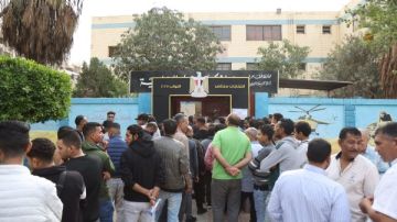 تزايد أعداد الناخبين في لجان مدرسة مصطفى كامل بمصر الجديدة صور