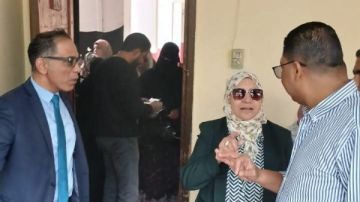 رئيس حي طرة تتفقد اللجان الانتخابية.. وتؤكد: العملية تسير في هدوء صور رئيس حي طرة تتفقد اللجان الانتخابية.. وتؤكد: العملية تسير في هدوء صور