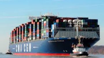 ربيع: 30 سفينة عملاقة عبرت قناة السويس برسوم 32 مليون دولار.. فيديو