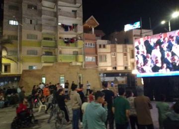 سيناويون يتابعون افتتاح المتحف المصري عبر شاشة بميدان النصر بالعريش سيناويون يتابعون افتتاح المتحف المصري عبر شاشة بميدان النصر بالعريش