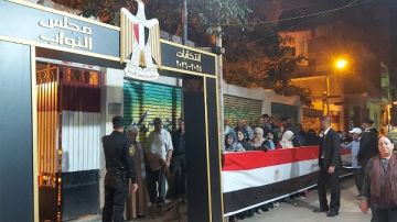 طوابير كثيفة من الشباب أمام لجان قصر النيل قبل إغلاق باب الاقتراع