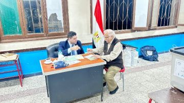 مواطن تسعيني يدلي بصوته في انتخابات النواب 2025 بلجنة طه حسين بالنزهة مواطن تسعيني يدلي بصوته في انتخابات النواب 2025 بلجنة طه حسين بالنزهة