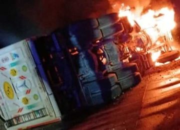 إصابة سائق وتباع في حادث اشتعال وانقلاب سيارة نقل بطريق السويس - العين السخنة إصابة سائق وتباع في حادث اشتعال وانقلاب سيارة نقل بطريق السويس - العين السخنة