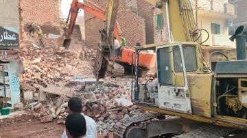 رئيس مدينة كفر الشيخ يتفقد أعمال إزالة المنشآت الآيلة للسقوط .. صور رئيس مدينة كفر الشيخ يتفقد أعمال إزالة المنشآت الآيلة للسقوط .. صور