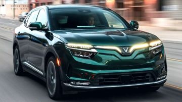 سيارة كهربائية تستغرق 24 ساعة في الشحن.. وأصحابها يقاضون الشركة