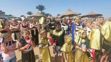 فنادق الغردقة تنظم مسيرة فرعونية لدعم وتنشيط السياحة