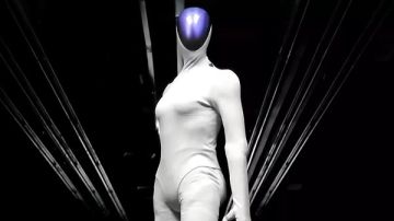 لإثبات أنه ليس إنسانا .. إكسبنج للسيارات تقطع روبوتها إلى نصفين على المسرح