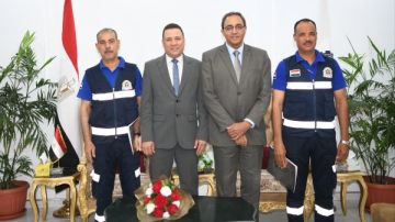 محافظ قنا يكرم مسعفا وسائقا أعادا مبلغا ماليا كبيرا وآيفون لصاحبها