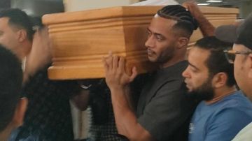 محمد رمضان يحمل نعش والده خلال تشييع الجنازة من مسجد مصطفى محمود محمد رمضان يحمل نعش والده خلال تشييع الجنازة من مسجد مصطفى محمود