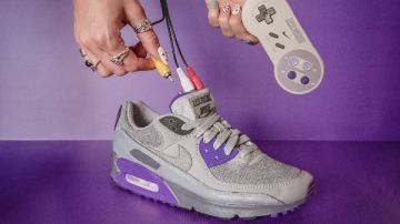 ابتكار مذهل يدمج الموضة بالتكنولوجيا.. مصمم سنغافوري يصنع حذاء نايك يعمل كجهاز ألعاب
