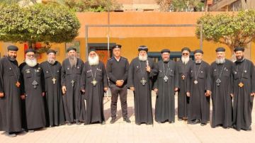 الأنبا ميخائيل وآباء كهنة حلوان والمعصرة يؤدون واجبهم الانتخابي صور