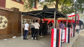 الناخبون يصطفون أمام لجان الدقي قبل بدء التصويت بانتخابات النواب.. صور