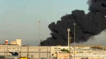 حريق هائل يلتهم مصنع في أمغرة بالكويت وأعمدة الدخان تغطي السماء