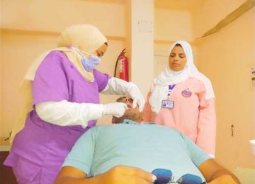 ضمن حياة كريمة .. تقديم الخدمة الطبية لأكثر من 1300 مريض في قافلة علاجية بالشرقية