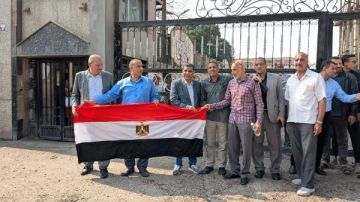 عمال شركة السكر يحملون علم مصر أمام إحدى لجان الحوامدية