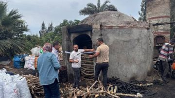 غلق ١٢ مكمورة فحم مخالفة خلال حملة بدمياط