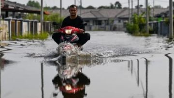 فيضانات عارمة تشرد الآلاف في تايلاند وماليزيا وتودي بحياة 8 على الأقل فيضانات عارمة تشرد الآلاف في تايلاند وماليزيا وتودي بحياة 8 على الأقل