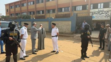 مدير أمن أسيوط يتفقد التمركزات بمحيط لجان انتخابات النواب صور