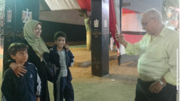 بالتقاط الصور.. عائلة تصطحب أطفالها أثناء الإدلاء بأصواتهم في لجنة المعهد الديني الابتدائي بإمبابة