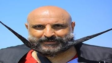 صاحب أشهر شنب في مصر.. هلالي السينما يثير الجدل بطرده من المهرجانات والعزاءات صاحب أشهر شنب في مصر.. هلالي السينما يثير الجدل بطرده من المهرجانات والعزاءات