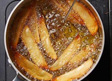 لو الزيت بيفور منك وقت القلي .. أسباب غير متوقعة و6 حيل فعالة لتفاديها لو الزيت بيفور منك وقت القلي .. أسباب غير متوقعة و6 حيل فعالة لتفاديها