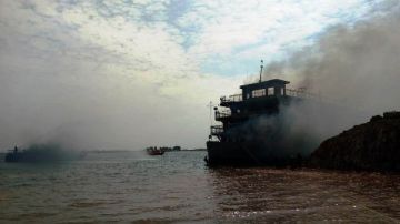 محافظ أسوان يتابع نجاح الحماية المدنية في إخماد حريق بباخرة سياحية.. صور