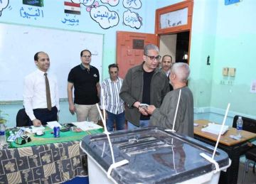 محافظ الفيوم يتفقد لجان التصويت ويتابغ إغلاق اللجان.. ويشيد بإقبال المواطنين