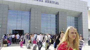 مطار الغردقة الدولي يستقبل 20 ألف سائح عبر 100 رحلة طيران اليوم