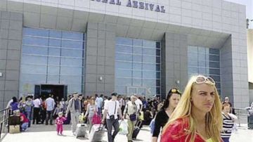 مطار مرسى علم يستقبل دفعة جديدة من السائحين مع انتعاش ملحوظ في الحركة الجوية مطار مرسى علم يستقبل دفعة جديدة من السائحين مع انتعاش ملحوظ في الحركة الجوية