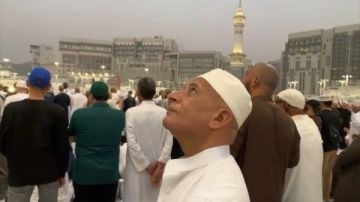 أحمد موسى يؤدي مناسك العمرة ويشارك متابعيه لحظة الأذان في بث مباشر أحمد موسى يؤدي مناسك العمرة ويشارك متابعيه لحظة الأذان في بث مباشر