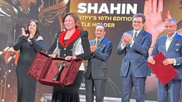 إلهام شاهين تفقد السيطرة على دموعها بختام شرم الشيخ للمسرح