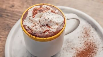 خطوة بخطوة .. طريقة عمل الهوت شوكليت زي المحلات