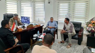 رئيس حي جنوب الغردقة يعقد اللقاء الأسبوعي للمواطنين لبحث مشكلاتهم