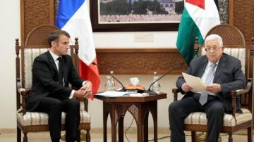 لبحث تطورات اتفاق غزة.. ماكرون يستقبل الرئيس الفلسطيني في باريس غدا