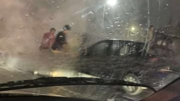 حريق يلتهم سيارة على محور حسب الله الكفراوي في المعادي