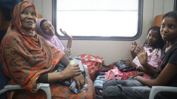 سكك حديد مصر تواصل تنفيذ مشروع العودة الطوعية بتسيير الرحلة الثالثة والثلاثين للأشقاء السودانيين